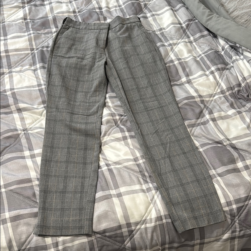 Zara Gray Cropped Pants with Classic Plaid Design